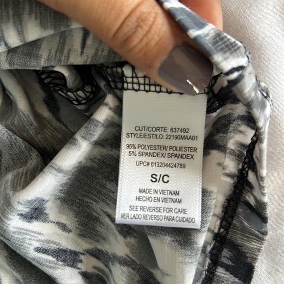 Heart and Soul Women’s Short Sleeve V Neck Blouse size Small - Picture 6 of 6